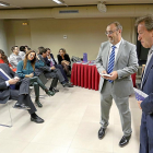 Juan Vicente Herrera bromea con Fernando Rey y De José Antonio de Santiago-Juárez, ayer, en la presentación del libro del consejero ‘Disculpe que Insista’.-ICAL