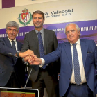 José Moro, Carlos Suárez y José Luis Losada juntan sus manos tras el acto de presentación de los dos vicepresidentes.-BALCAZA