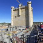 Operarios revisan las obras de la cubierta del patio de armas del Castillo de Fuensaldaña, ayer.-J.M. LOSTAU