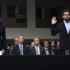 Sheryl Sandberg, jefa de operaciones de Facebok, y Jack Dorsey, CEO de Twitter, en la comisión del Senado, este miércoles-JOSÉ LUIS MAGANA (AP PHOTO)