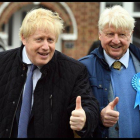 Boris Johnson hace campaña con su padre, el sábado en Londres.-EUROPA PRESS