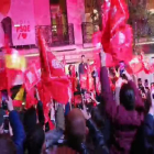 Militantes del PSOE gritan a Pedro Sánchez ante la sede de Ferraz.-