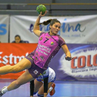 Eli Cesáreo, autora del gol del triunfo ante el Granollers, se dispone a lanzar frente a las catalanas.-PHOTO-DEPORTE