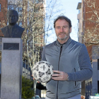 Juan Carlos posa con un balón en la Plaza Marcos Fernández, delante de la estatuta del expresidente blanquivioleta.-J. M. LOSTAU