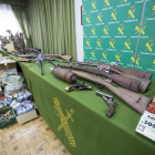 Material intervenido por la Guardia Civil en una op eración contra la tenencia ilícita de armas y munición.-ICAL