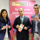 Ignacio Santos, Susana Suárez y Luis Fernández  durante la presentación del proyecto piloto del Transporte Metropolitano de Valladolid en los municipios de Renedo y Zaratán.-ICAL