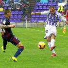 Nacho centra ante la presencia de Peña en el partido contra el Eibar.-J. M. LOSTAU