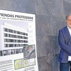 El concejal de Planeamiento Urbano y Vivienda, Manuel Saravia, a la entrada de las instalaciones de VIVA.-E.M.