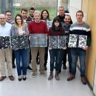 Miembros del grupo de investigación de Física de la Atmósfera de la Universidad de León sostienen un granizómetro.-EL MUNDO