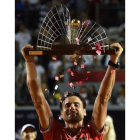 David Ferrer, con el trofeo que lo acredita como ganador del Abierto de Río.-Foto: AFP / VANDERLEI ALMEIDA