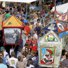 Los faroles de las peñas se muestran a los vecinos y visitantes en la Plaza Mayor de la localidad vallisoletana.-PABLO REQUEJO (PHOTOGENIC)