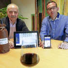 José Antonio Fernández, responsable técnico de la Estación Enológica y director del concurso, junto a Mario González, jefe del área de tecnologías del Itacyl, muestran la aplicación.-J.M. LOSTAU