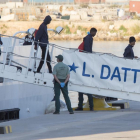 Los primeros inmigrantes bajan del Dattilo.-MIGUEL LORENZO