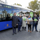 Puente, Vélez y miembros de Auvasa posan en la Plaza de Zorrilla junto a un autobús.-J. M. LOSTAU