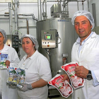 Carolina (i),  Águeda y José Ángel Valbuena con bolsas de  leche pasteurizada y leche fermentada.-BRÁGIMO