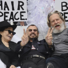 Yoko Ono instala su cama de la paz con Lennon en el centro de Nueva York.-EFE