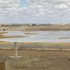 La balsa para regadíos construida entre Herrín, Villalón, Villafrades y Boadilla, con muy poca agua porque la obra aún no ha culminado y sólo se han hecho pruebas.-PABLO REQUEJO