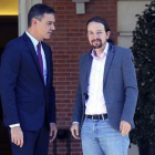 El presidente del Gobierno en funciones, Pedro Sánchez, y el secretario general de Podemos, Pablo Iglesias, antes de su reunión en el palacio de la Moncloa.-DAVID CASTRO