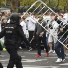 Hinchas del Legia se enfrentan a la policía en Madrid.-EFE / BARTOLOMIEJ ZBOROWSKI