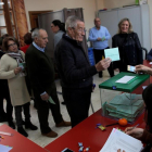 Votantes en Cuevas del Becerro.-JON NAZCA (REUTERS)