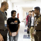 Rahaf, junto a oficiales de inmigración de la ONU en el aeropuerto de Bangkok.-AFP