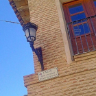 Una de las cinco placas colocadas en la calle Primo de Rivera de Mayorga-C.M.