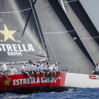El ’Estrella Damm’, uno de los veleros que compiten este viernes 20 de septiembre en Barcelona.-JESÚS D. YÁÑEZ