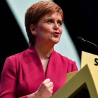 La ministra principal de Escocia y líder del Partido Nacionalista Escocés, Nicola Sturgeon, durante su alocución en la clausura del congreso.-JEFF J. MITCHELL (GETTY IMAGES)