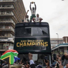 Los jugadores de Sudáfrica, héroes del Mundial de rugby desfilan con la Copa ganada en Japón.-