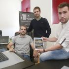 Los tres emprendedores posan en su oficina ubicada en las instalaciones del Centro Europeo de Empresas e Innovación (CEEI) de Burgos.-RAÚL OCHOA