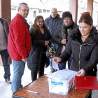 Una vecina del 29 de Octubre rellena la papeleta con su voto en la consulta realizada en la mañana de ayer.-J.M. Lostau