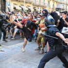 Policías tratando de contener a grupos soberanistas.-