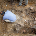 El arqueólogo Julio del Olmo, rodeado de restos en la fosa-MIGUEL ÁNGEL SANTOS / PHOTOGENIC
