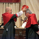 Jean Claude Juncker recibe el birrete en su investidura como doctor Honoris Causa.-ICAL