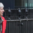 Thersa May sale por la puerta trasera de su residencia oficial del 10 de Downing Street en Londres, el 16 de noviembre del 2018-AFP / DANIEL LEAL-OLIVAS