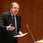 El presidente de la Junta de Castilla y León, Juan Vicente Herrera, durante su intervención en un Pleno de las Cortes de Castilla y León.-ICAL