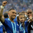 Danny Simpson, celebrando el título conseguido.-EFE / PETER POWELL