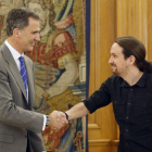 El Rey saluda al secretario general de Podemos, Pablo Iglesias (d), durante la audiencia ofrecida en el marco de la segunda ronda de consultas para la designación de candidato a la Presidencia del Gobierno, esta tarde en el Palacio de la Zarzuela, en Madr-EFE