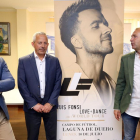 Roman Rodríguez y Juanjo Rodríguez junto con el cartel de Luis Fonsi-ICAL