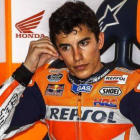 Marc Márquez, de Repsol Honda, descansa en su garaje en la segunda jornada de entrenamientos en Sepang, este martes.-Foto: EFE / AZHAR RAHIM