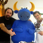 Mikel Urmeneta (a la izquierda), con una figura de su famoso toro, Mister Testis.-