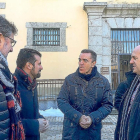 Luis Tudanca, segundo por la izquierda, con dirigentes socialistas de Segovia.-ICAL