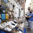 Compradores visitan los puestos de la ‘Feria del Stock’ en la Calle Mantería. CASTILLO/PHOTOGENIC.