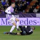 Guardiola salta por encima de Sergio Asenjo en el partido contra el Villarreal.-PABLO REQUEJO