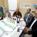 El presidente de la Unión de Campesinos de Castilla y León (UCCL) de León, Juan Antonio Rodríguez (C), presenta el proyecto de biorrefinería multifuncional en Barcial del Barco y muestra su apoyo a este proyecto. Le acompaña el coordinador ejecutivo de Ma-Ical
