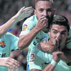 Suárez celebra su gol junto a Messi, Alba y Andre Gomes.-REUTERS / SERGIO PÉREZ