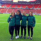 Silvia Fernández, primera por la izda., con el equipo arbitral del Twente-Sparta (octubre) en el estadio holandés.-FCYLF