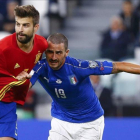 Piqué disputa un balón con Bonucci en el encuentro ante Italia el pasado mes de octubre.-REUTERS / STEFANO RELLANDINI