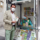 El alcalde de Valladolid, Óscar Puente, compra un cupón a un vendedor de la ONCE que vuelve a vender en la calle tras el confinamiento por la COVID-19. - ICAL