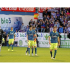 Los jugadores del Real Valladolid abandonan cabizbajos el estadio El Toralín tras la derrota con los aficionados vallisoletanos al fondo-Luis de la Mata